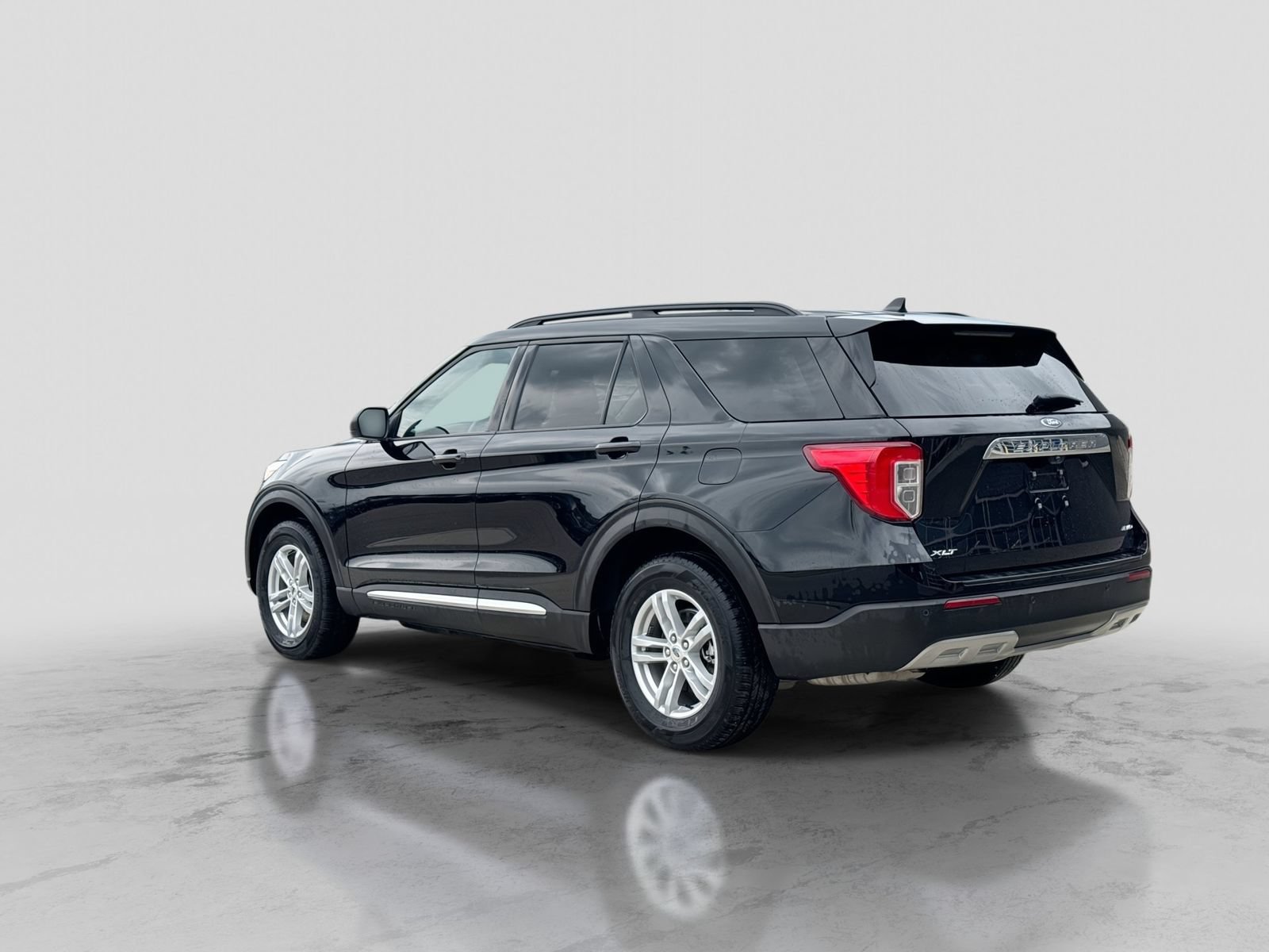 Certified 2023 Ford Explorer XLT w/ Equipment Group 202A AWD/4WD image 5