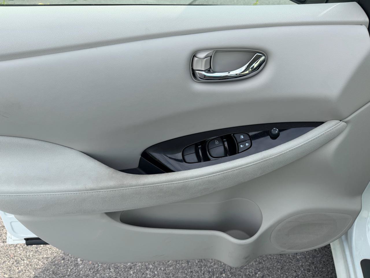 Used 2016 Nissan Leaf SV FWD image 9