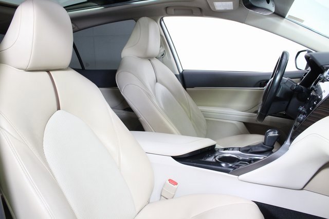 Used 2020 Toyota Camry XLE image 12