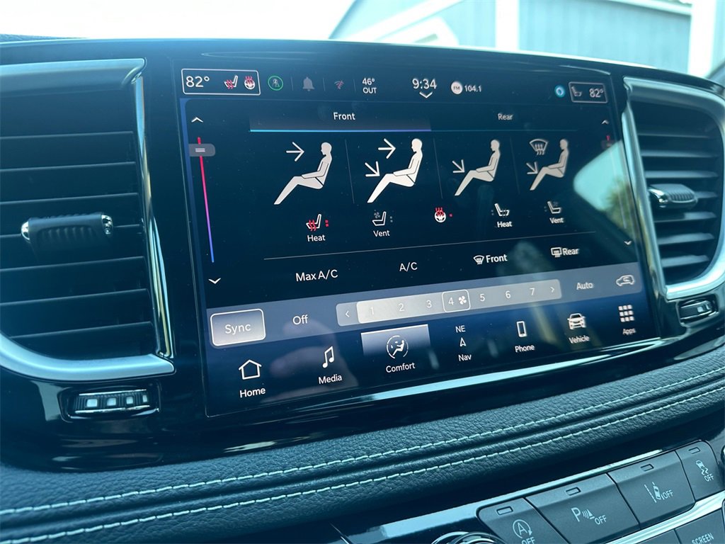 Certified 2025 Chrysler Pacifica Limited image 24