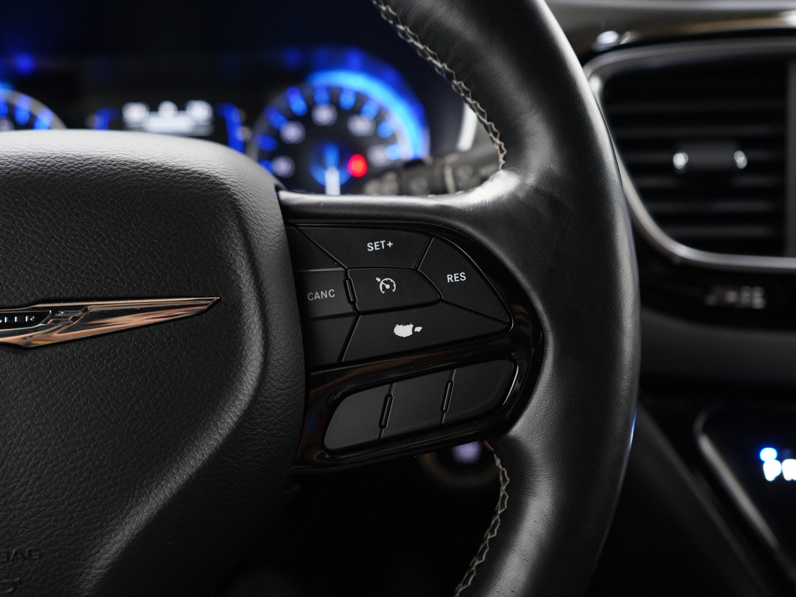 Used 2019 Chrysler Pacifica Touring Plus FWD image 28