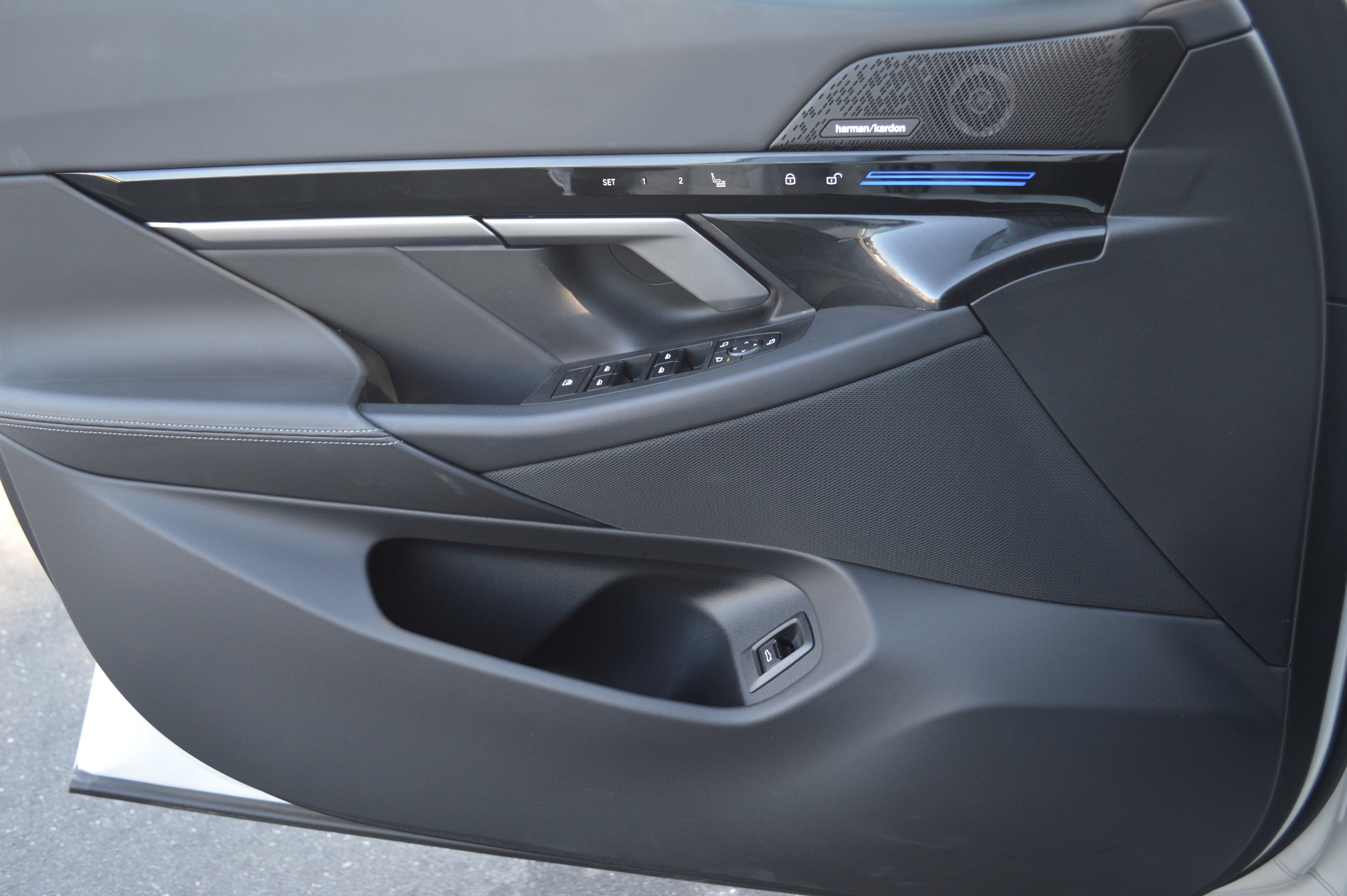 Used 2025 BMW 530i xDrive w/ Premium Package image 13