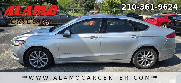 Used 2017 Ford Fusion SE image 2