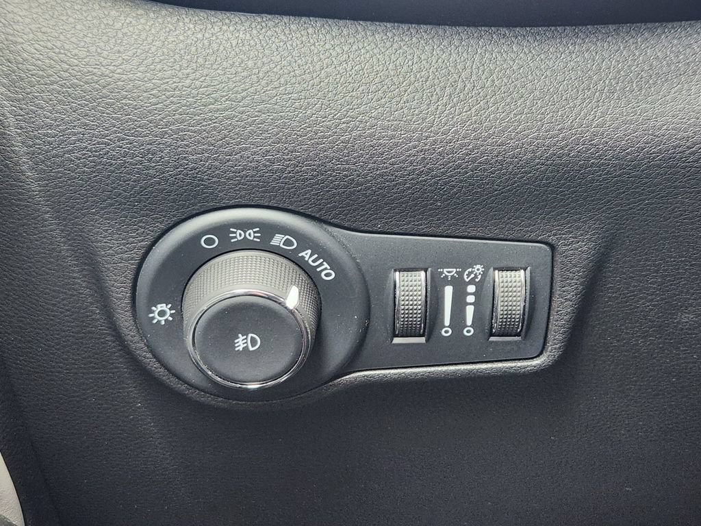 Used 2025 Jeep Compass Limited AWD/4WD image 13
