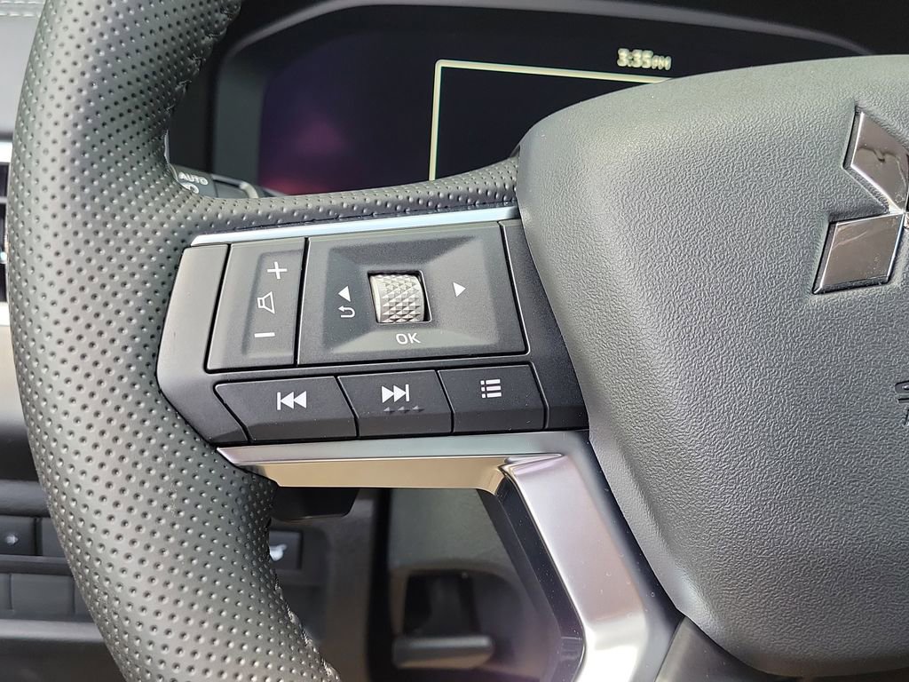 New 2025 Mitsubishi Outlander SE image 14