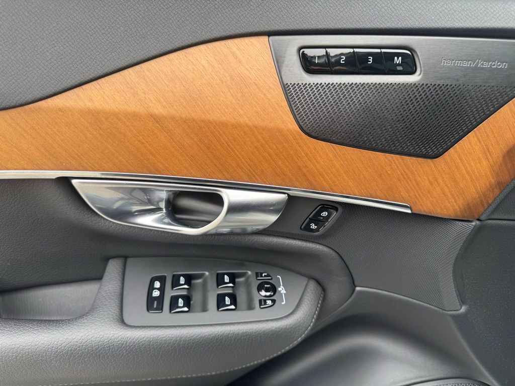 Used 2022 Volvo XC90 T6 Momentum w/ Advanced Package image 17