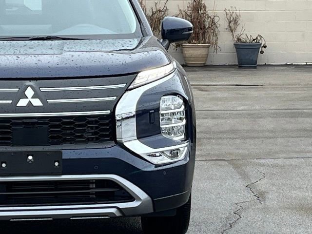 Used 2025 Mitsubishi Outlander SE image 16