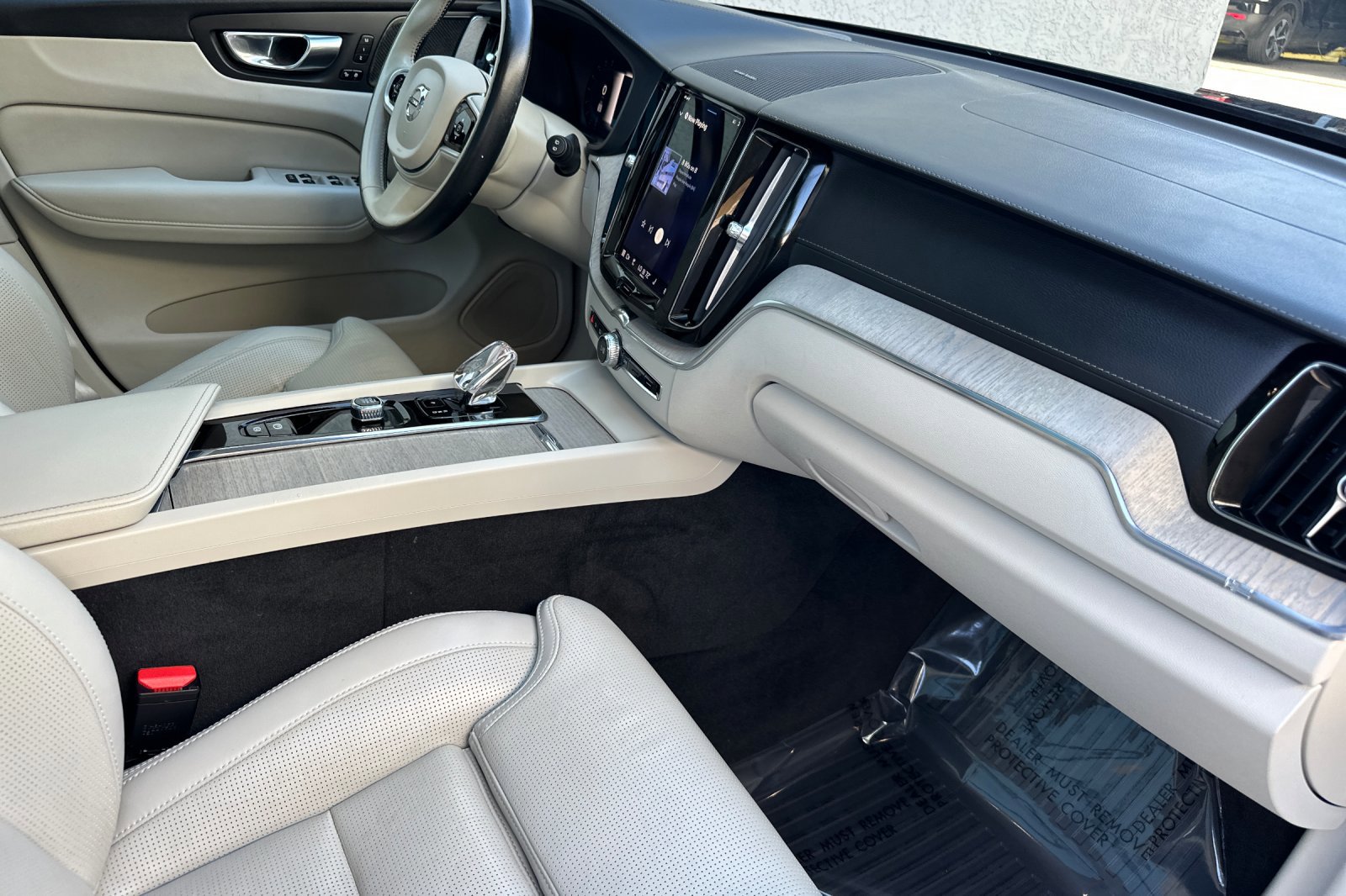 Certified 2023 Volvo XC60 B5 Ultimate w/ Protection Package Premier image 17