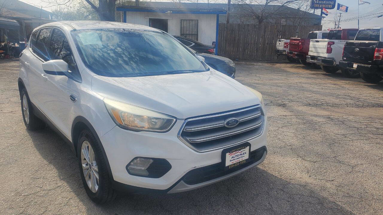 Used 2017 Ford Escape SE FWD image 1