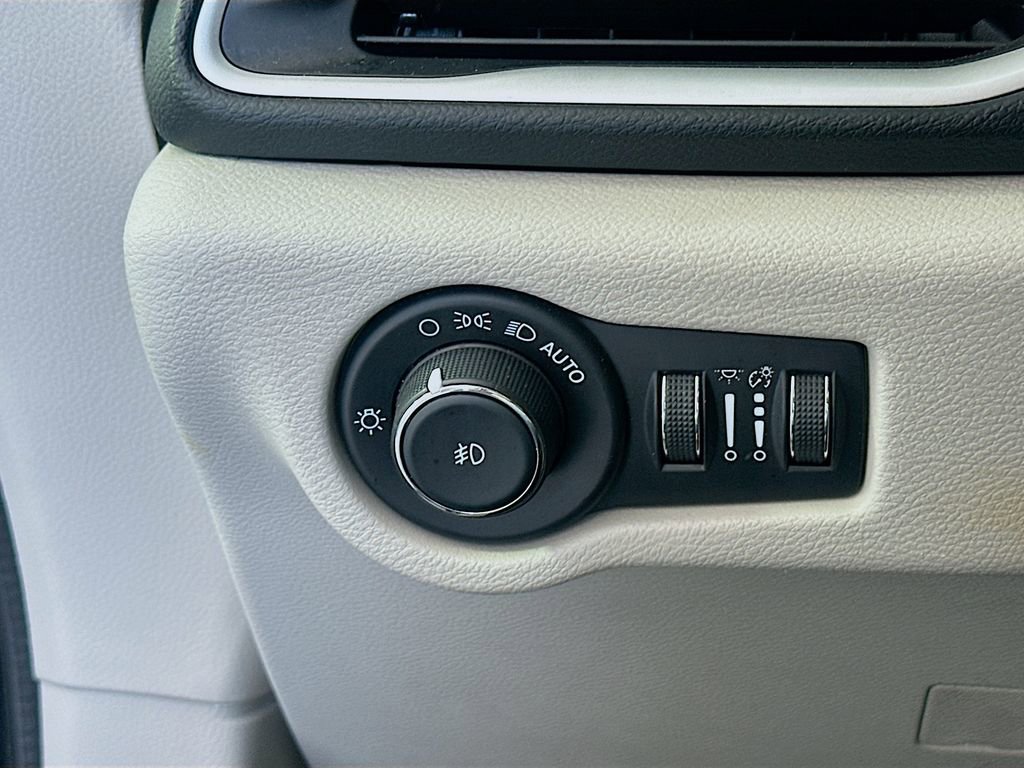 Used 2023 Chrysler Pacifica Touring-L image 10