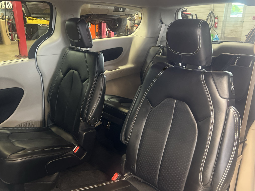 Used 2023 Chrysler Pacifica Touring-L FWD image 32