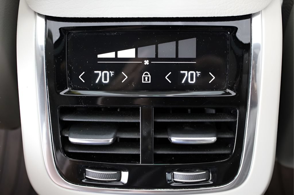 Certified 2022 Volvo XC90 T6 Momentum w/ Advanced Package AWD/4WD image 36