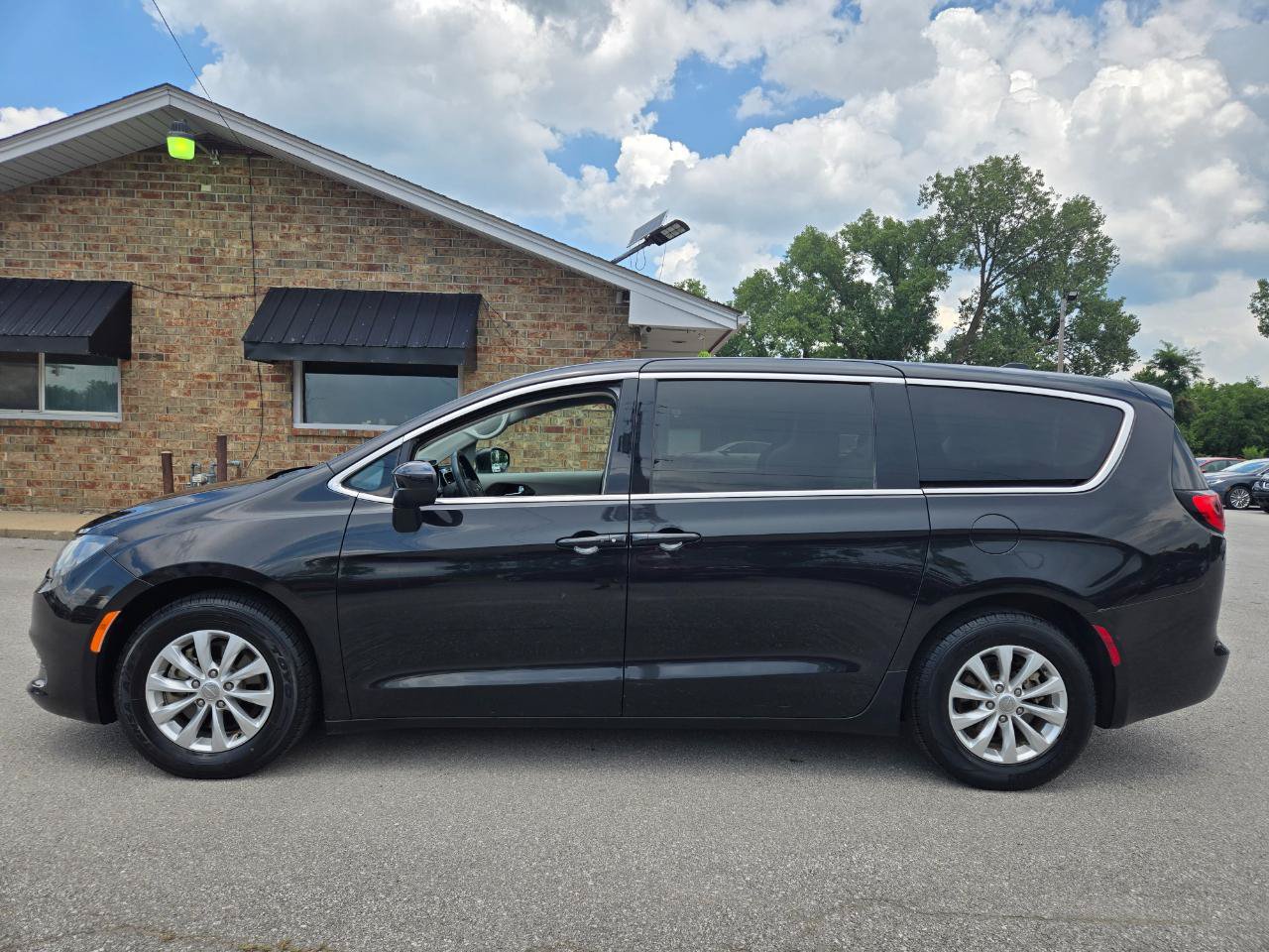 Used 2018 Chrysler Pacifica LX w/ Tire & Wheel Group FWD image 8
