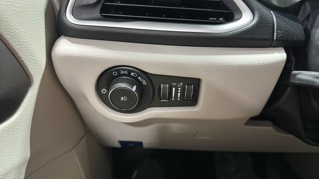 Used 2024 Chrysler Pacifica Touring-L FWD image 12