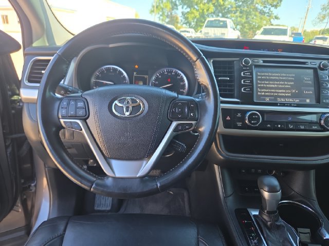 Used 2017 Toyota Highlander XLE AWD/4WD image 12