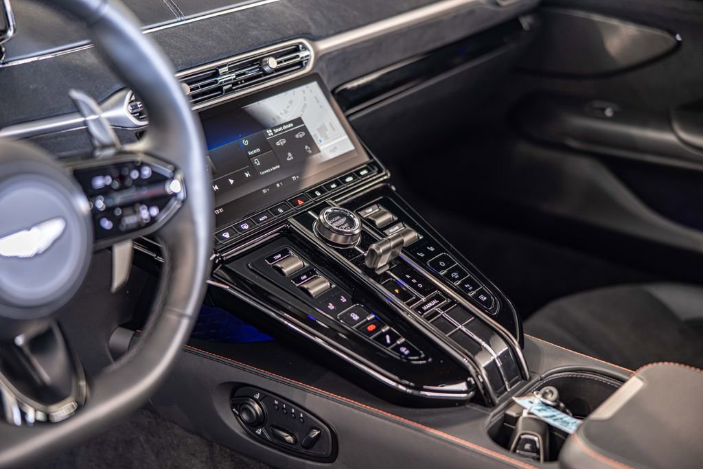 Used 2025 Aston Martin V8 Vantage Coupe image 19