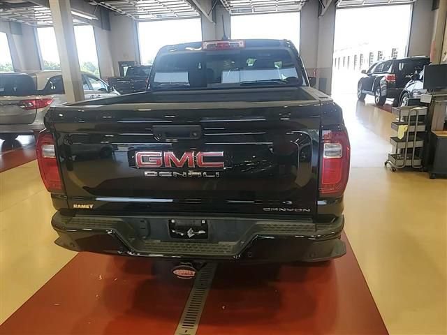 Used 2024 GMC Canyon Denali AWD/4WD image 18