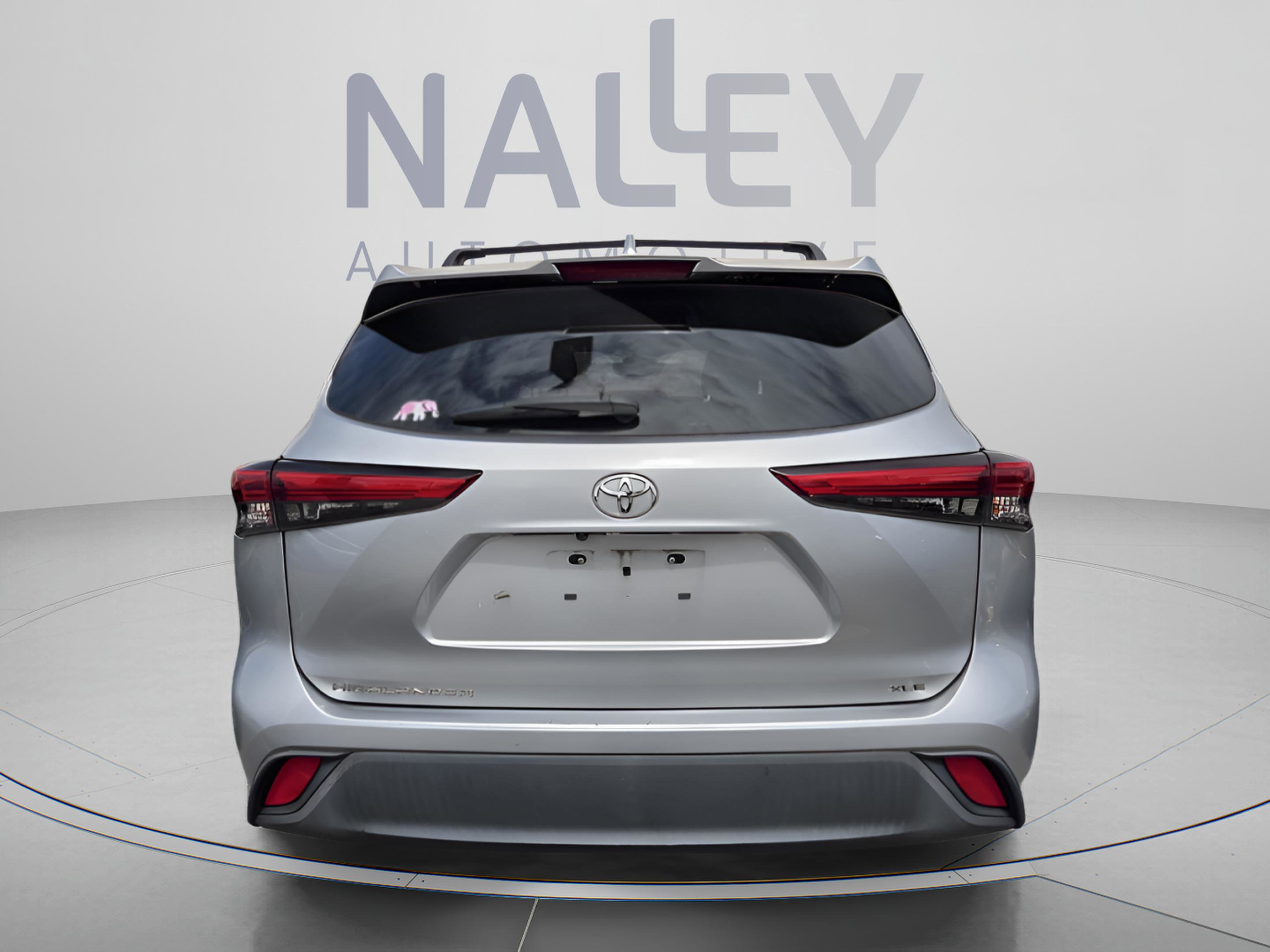 Used 2020 Toyota Highlander XLE image 2