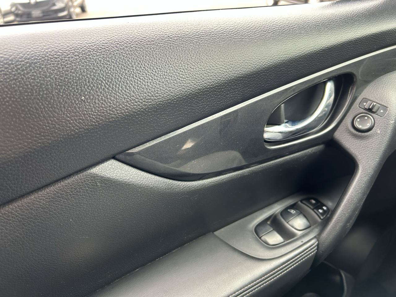 Used 2017 Nissan Rogue SV AWD/4WD image 26