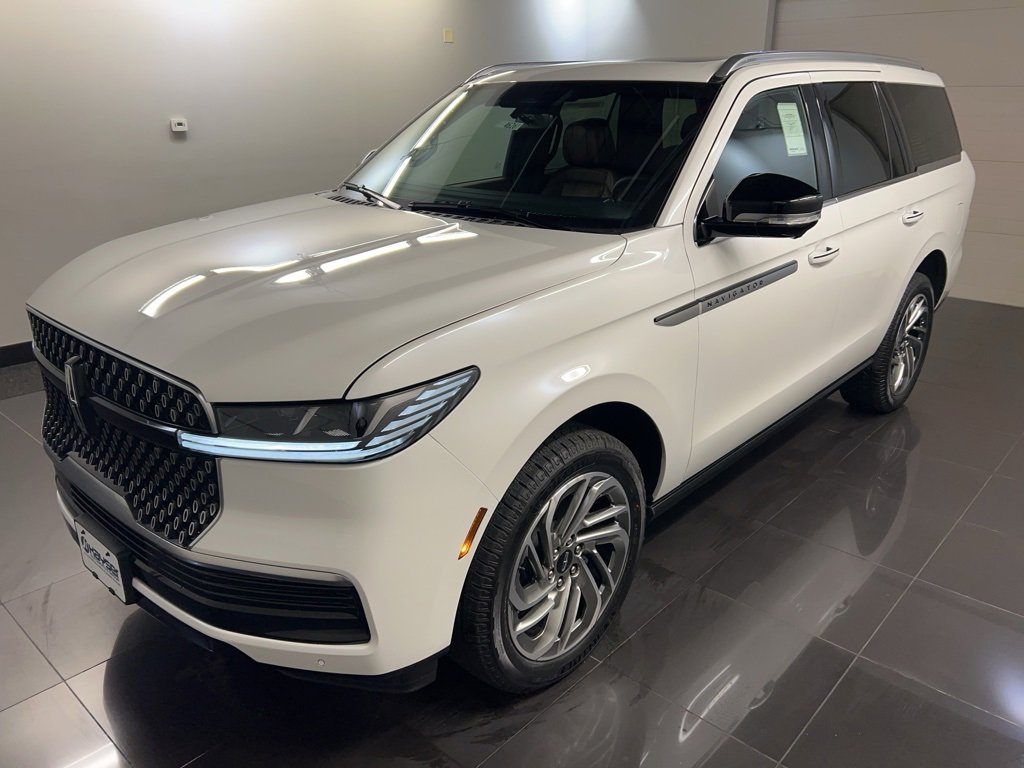 Used 2025 Lincoln Navigator Reserve image 3