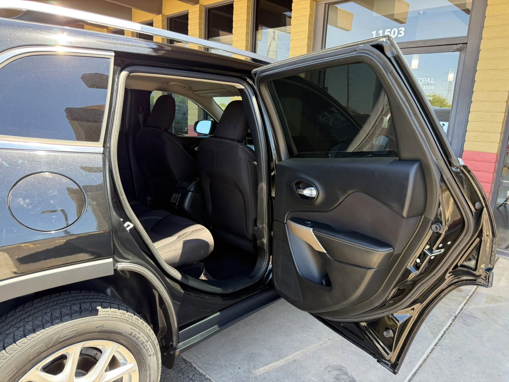 Used 2017 Jeep Cherokee Latitude w/ Safety/Convenience Group FWD image 27