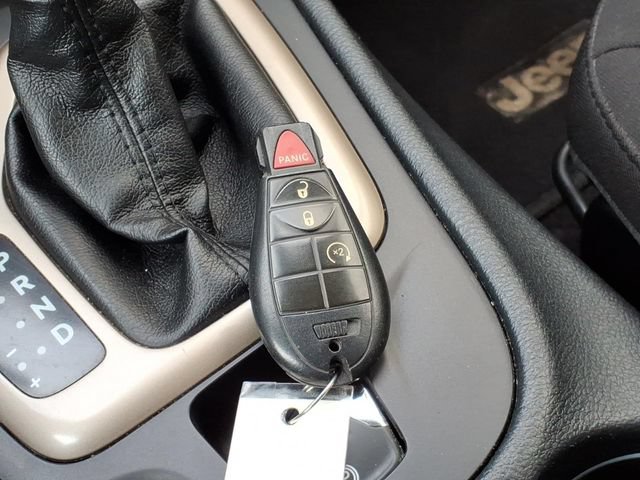 Used 2016 Jeep Cherokee 75th Anniversary AWD/4WD image 30