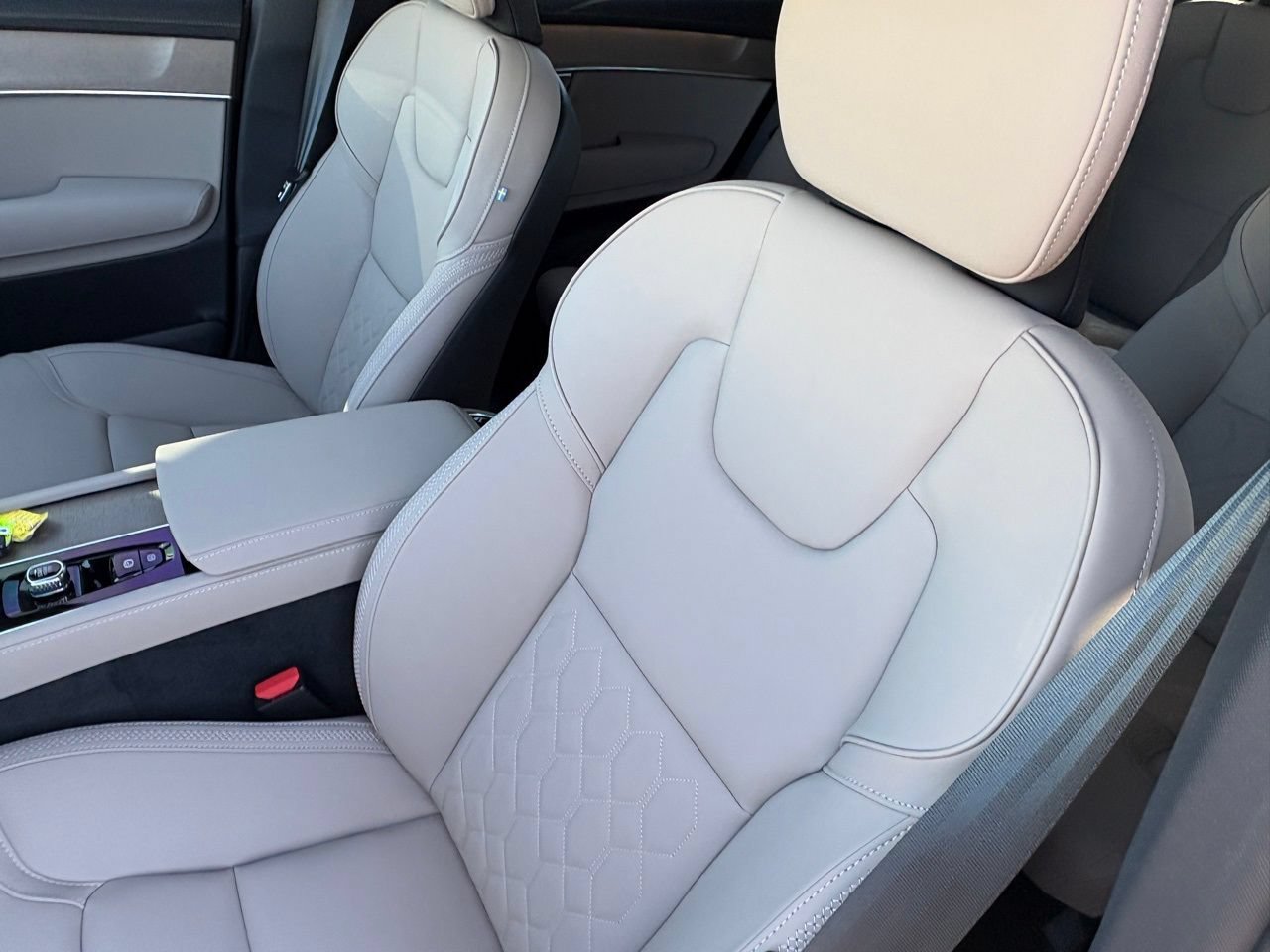 New 2026 Volvo XC90 B6 Plus w/ Protection Package Premier AWD/4WD image 19