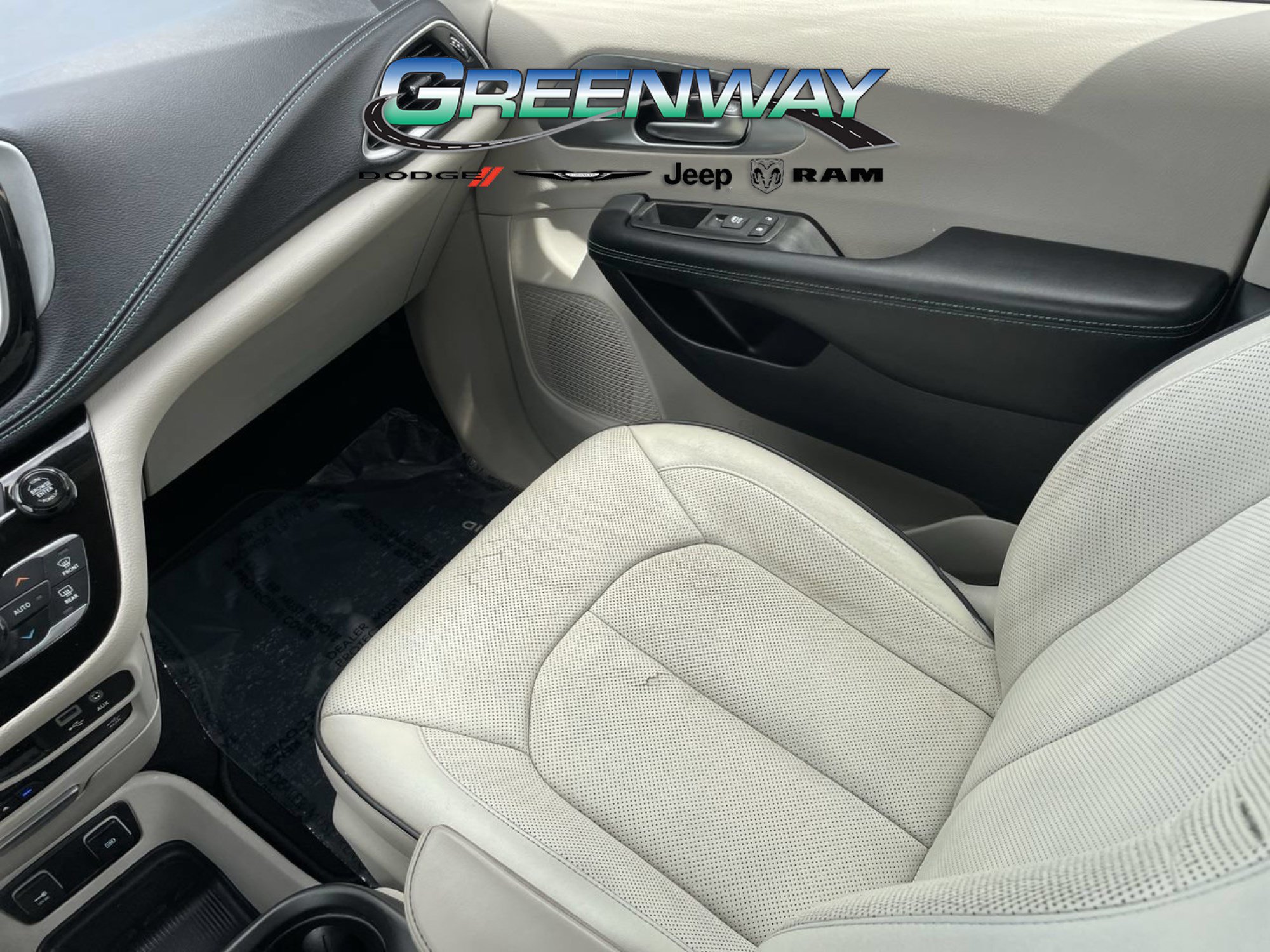 Used 2017 Chrysler Pacifica Platinum FWD image 16