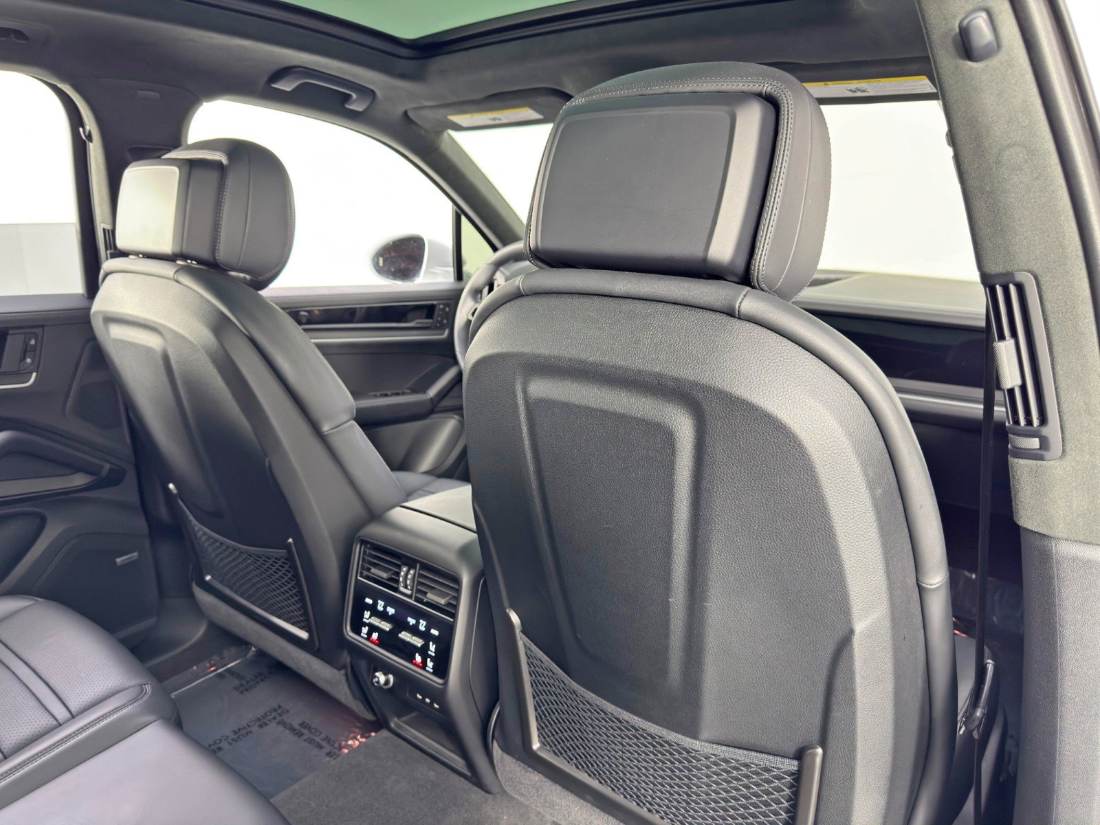 Used 2024 Porsche Cayenne S w/ Premium Package Plus image 37