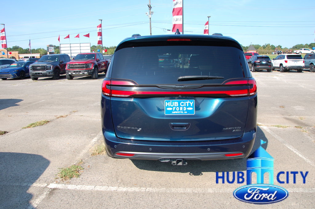 Used 2023 Chrysler Pacifica Limited w/ Uconnect Theater Family Group AWD/4WD image 4
