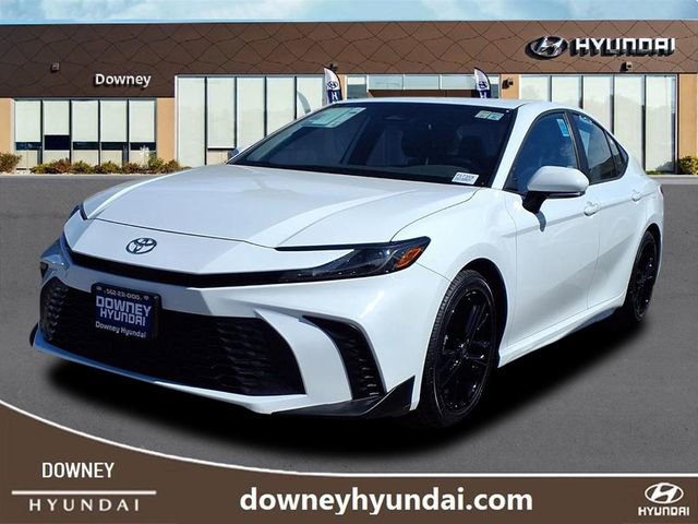 Used 2025 Toyota Camry SE image 1