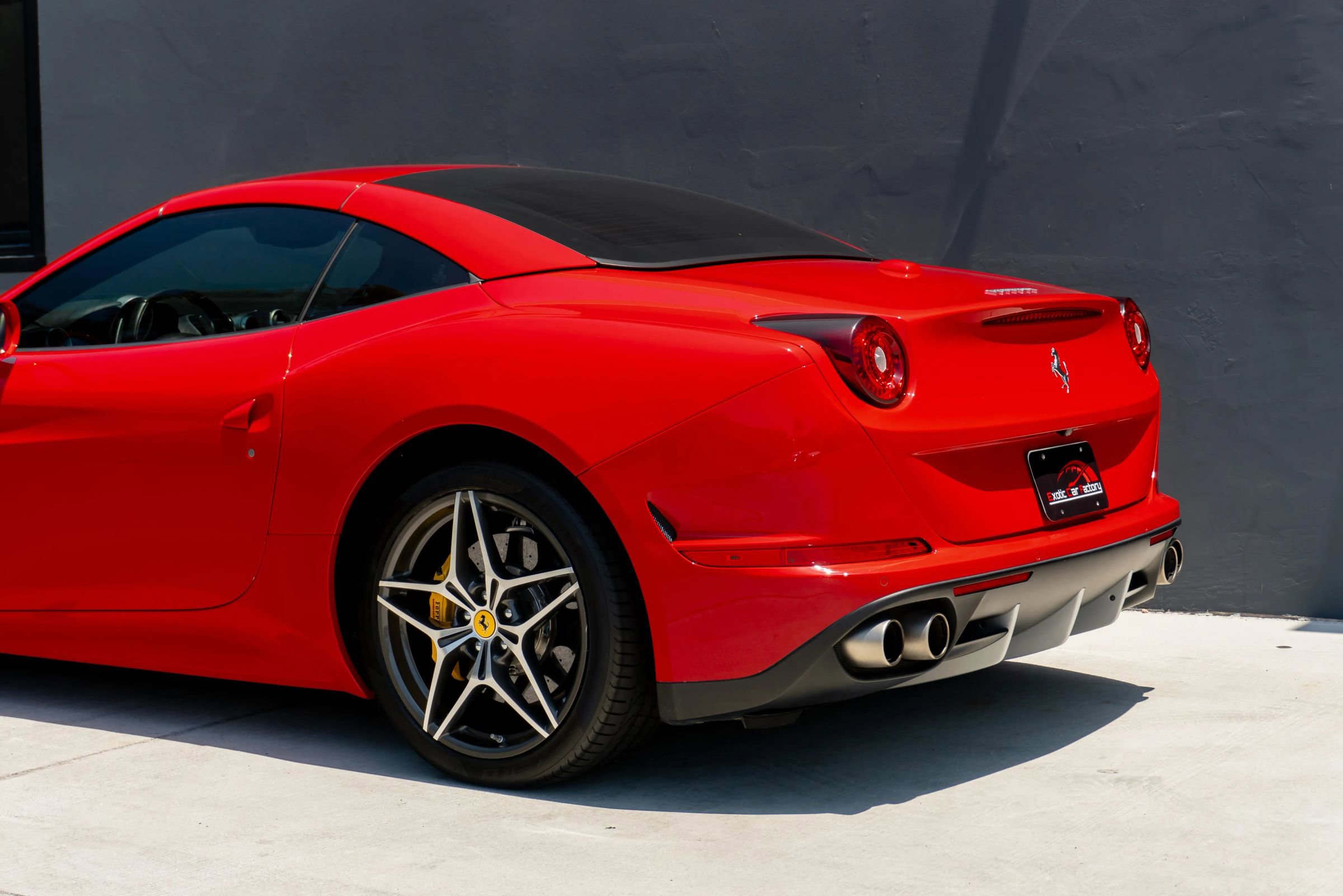 Used 2016 Ferrari California T RWD image 17