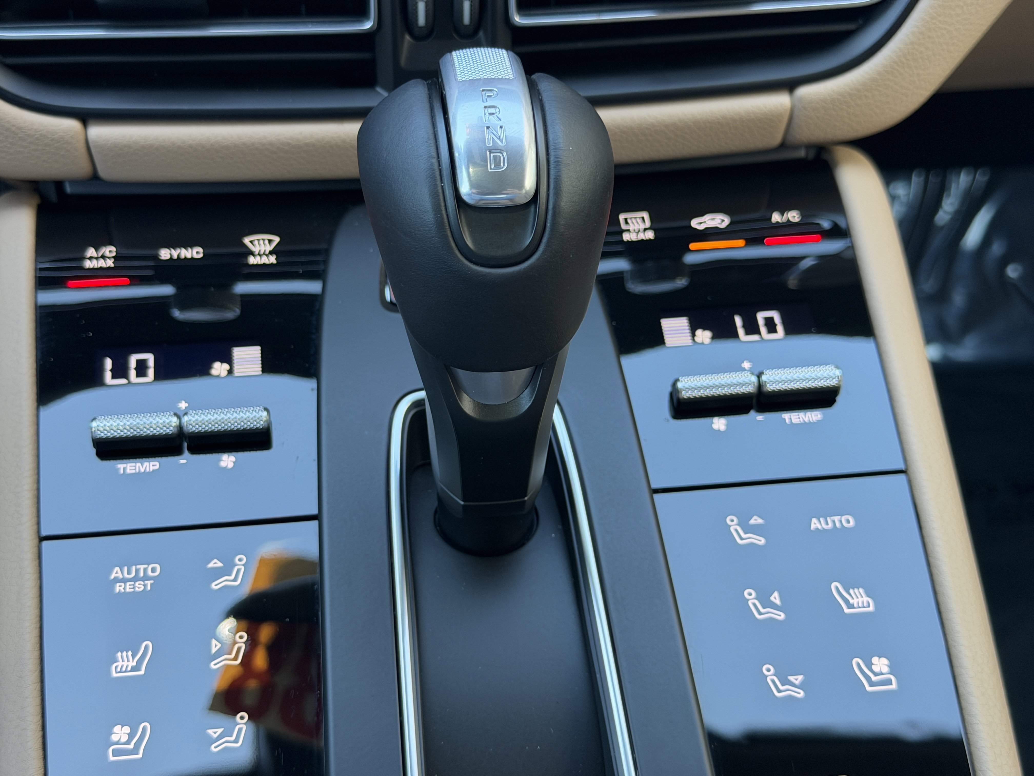 Certified 2025 Porsche Macan AWD/4WD image 31