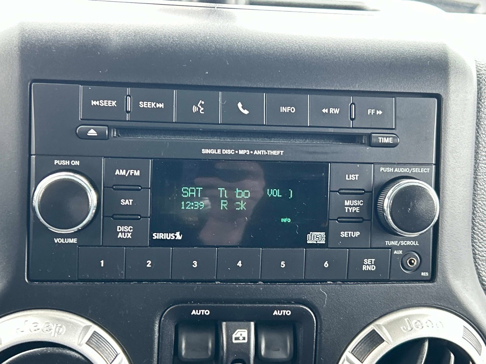 Used 2015 Jeep Wrangler Unlimited Sahara w/ Connectivity Group image 29