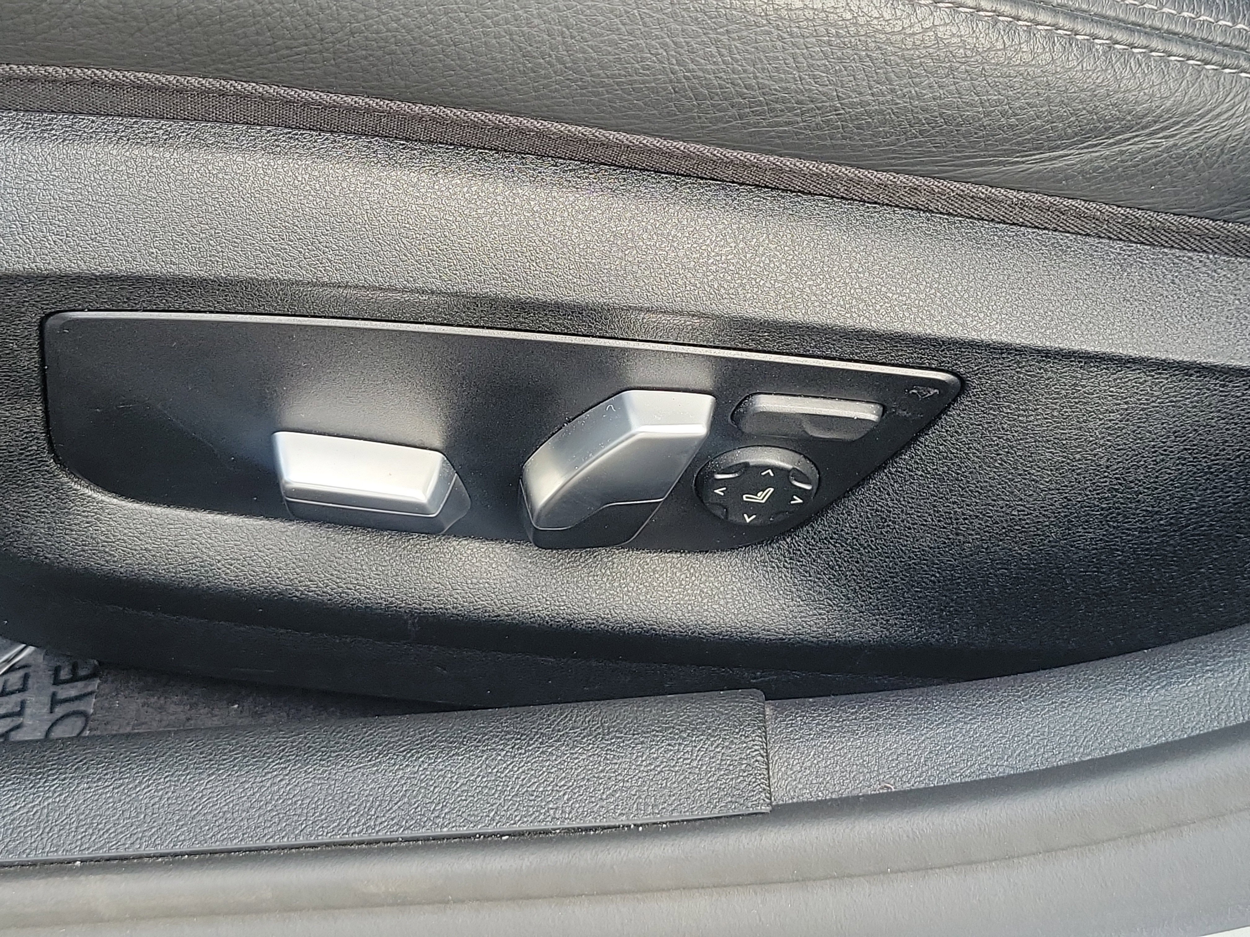 Used 2021 BMW 540i w/ Convenience Package image 23