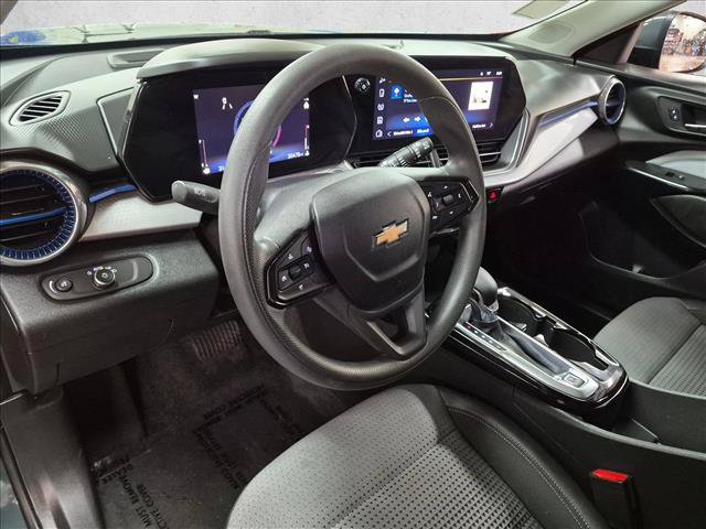 Used 2025 Chevrolet Trax LT FWD image 12
