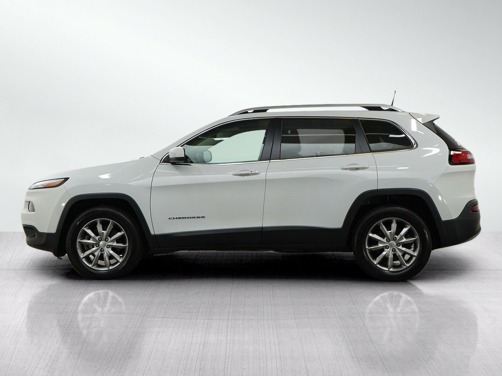 Used 2018 Jeep Cherokee Limited AWD/4WD image 2