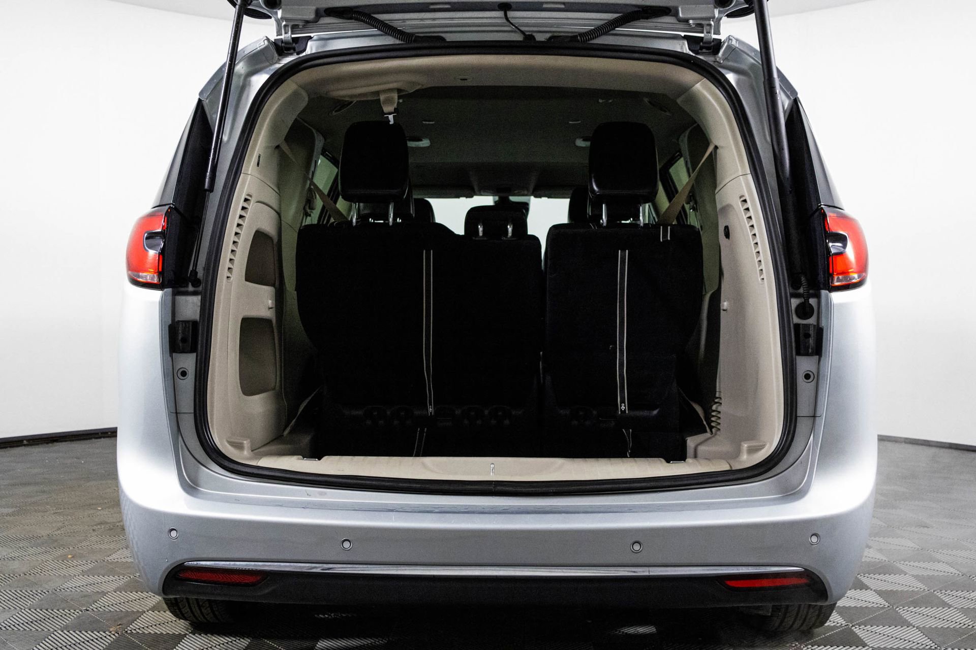 Used 2023 Chrysler Pacifica Touring-L image 34