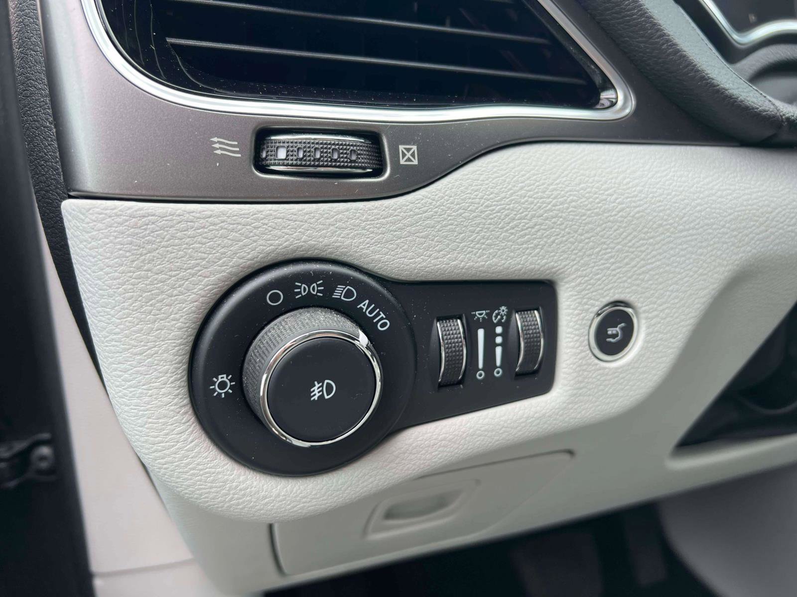 Used 2022 Jeep Cherokee Limited image 25