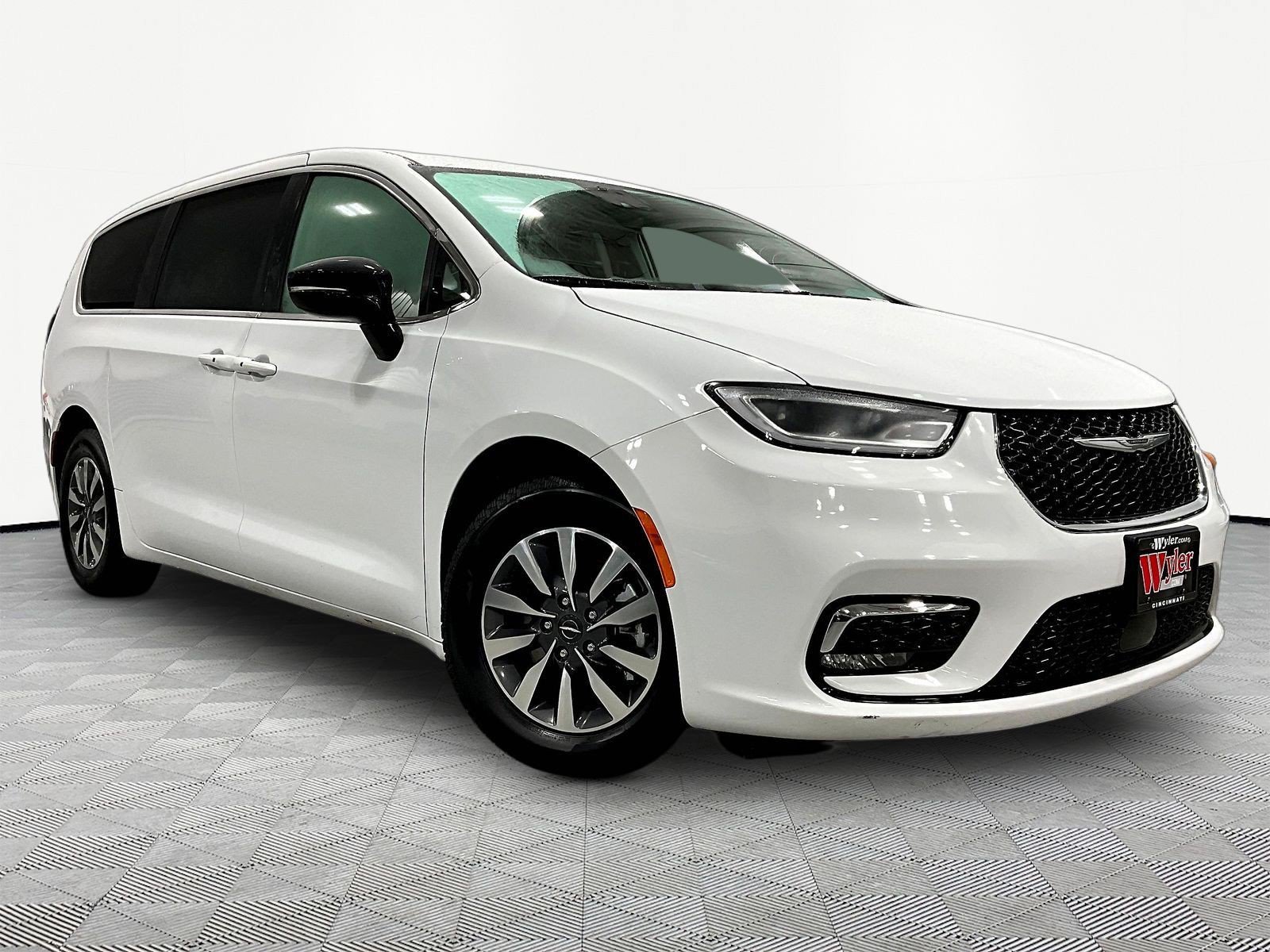 Used 2024 Chrysler Pacifica Limited FWD image 3