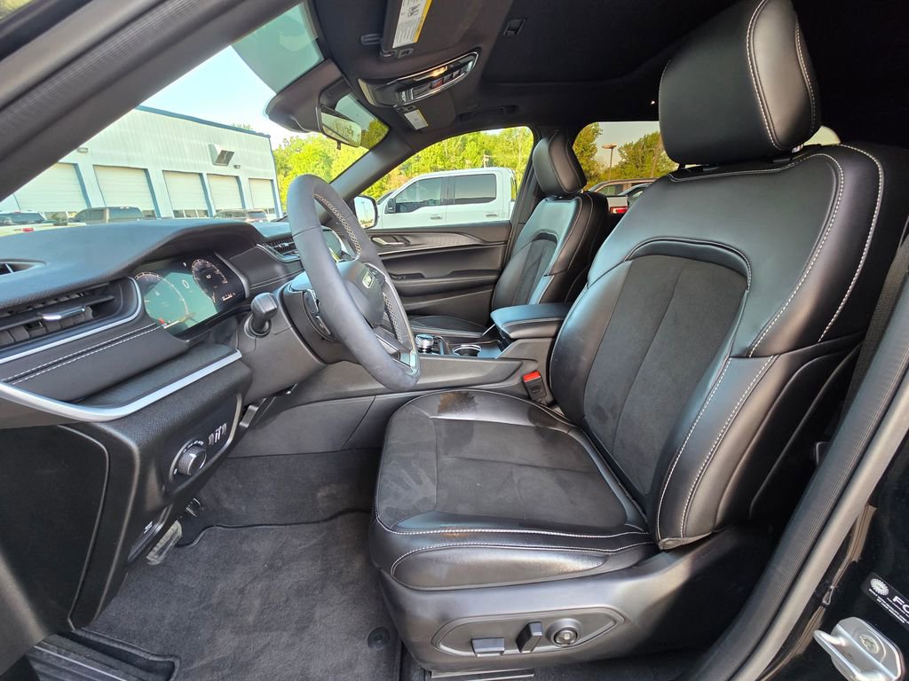 Used 2025 Jeep Grand Cherokee Altitude image 10