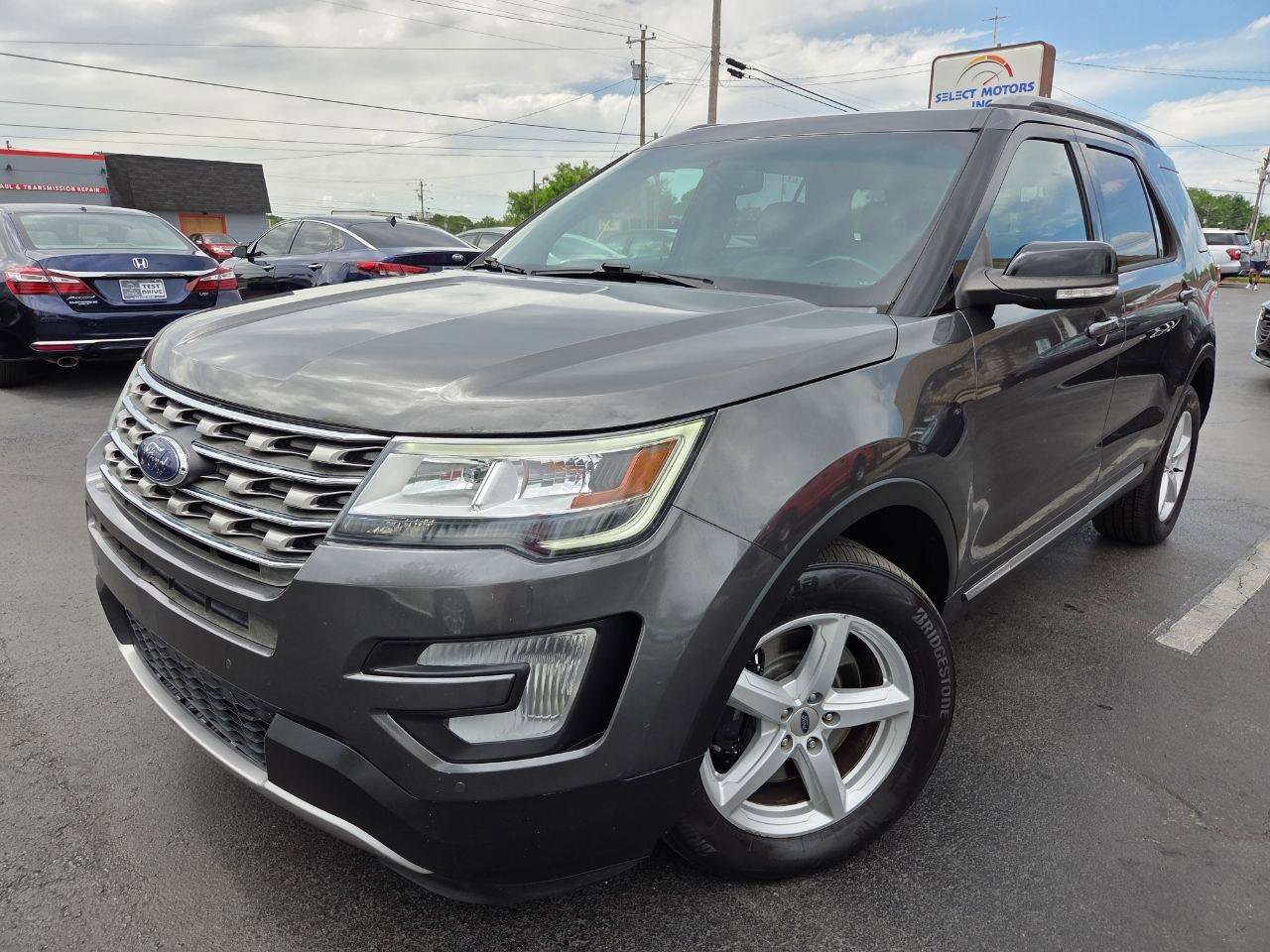 Used 2017 Ford Explorer XLT w/ Equipment Group 202A image 2