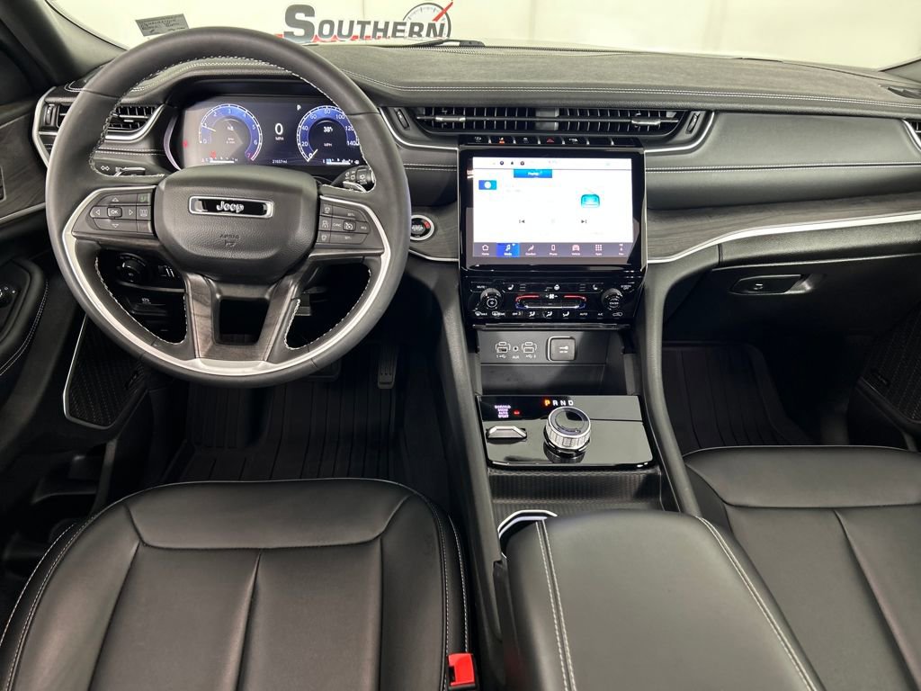 Used 2024 Jeep Grand Cherokee L Limited w/ Black Appearance Package image 18