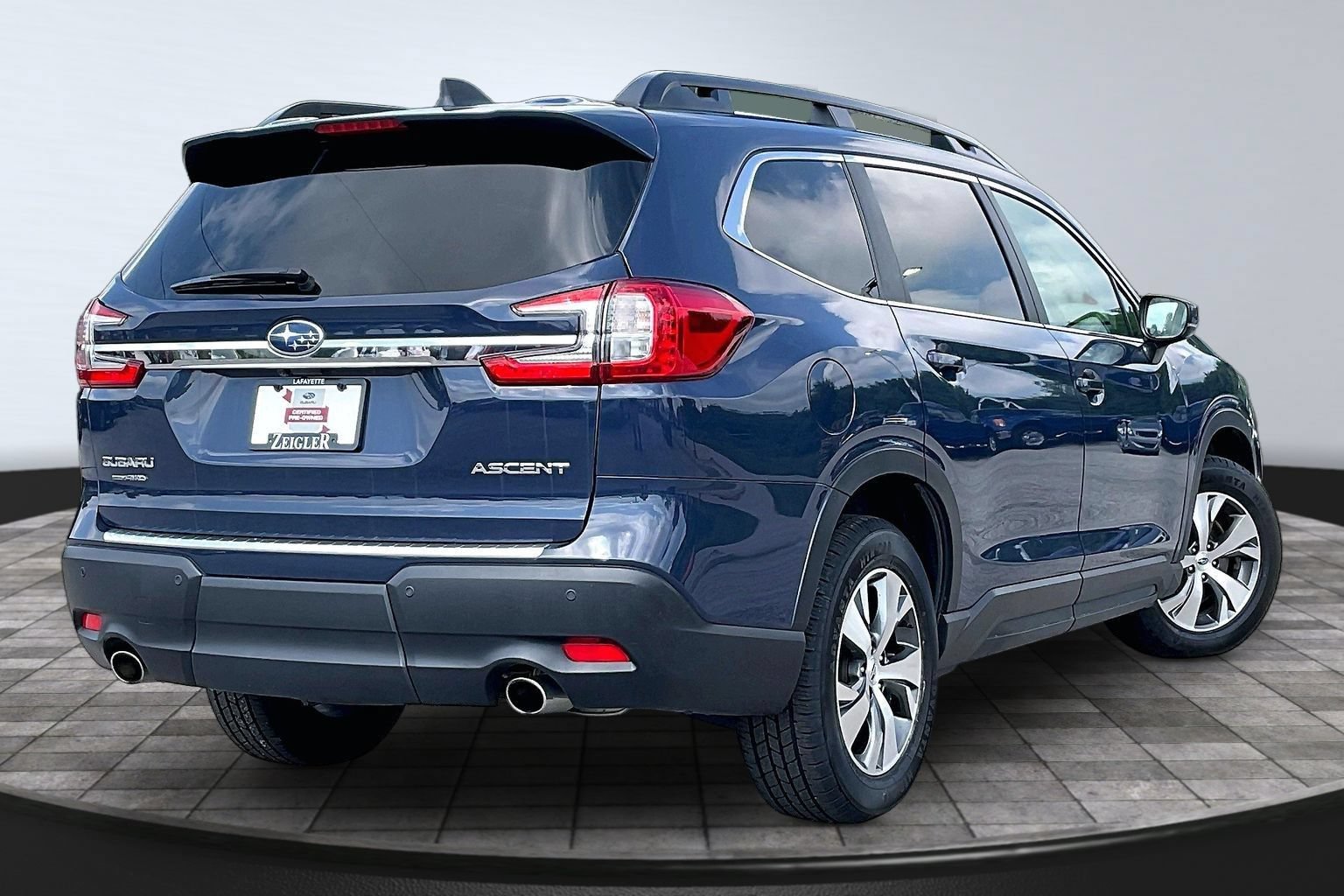 Certified 2025 Subaru Ascent Premium w/ Premium Package AWD/4WD image 2