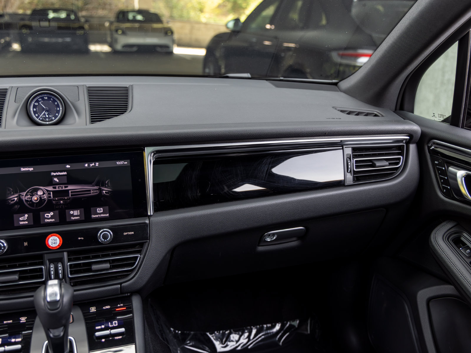 Certified 2023 Porsche Macan AWD/4WD image 46
