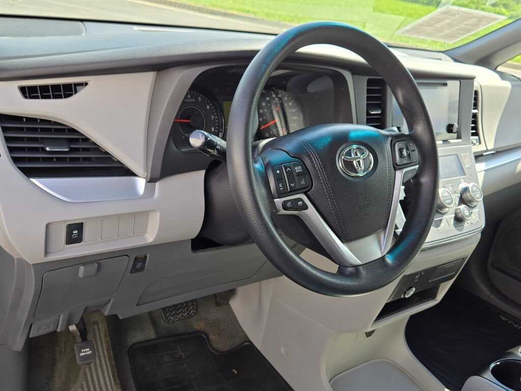 Used 2015 Toyota Sienna LE FWD image 19