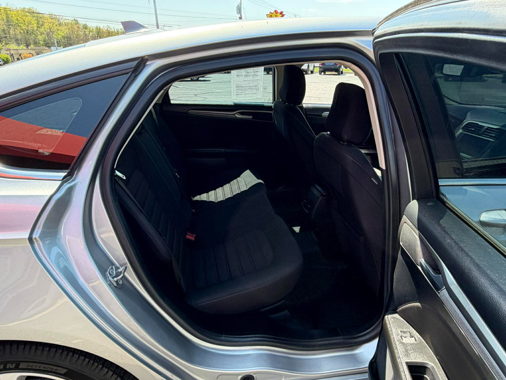 Used 2020 Ford Fusion SE image 13