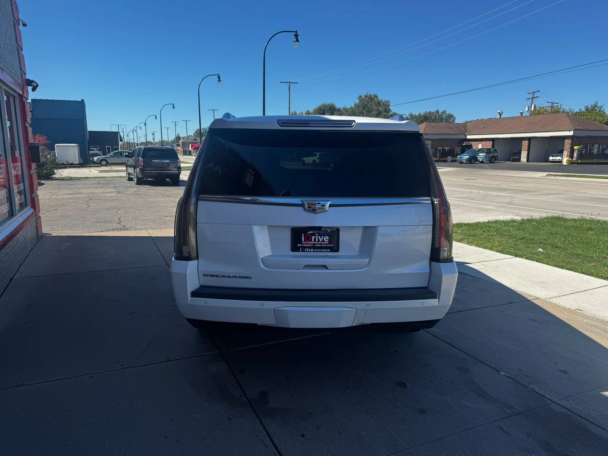 Used 2017 Cadillac Escalade ESV Luxury AWD/4WD image 4