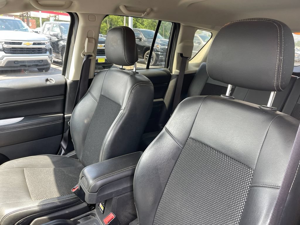 Used 2017 Jeep Compass Latitude FWD image 9