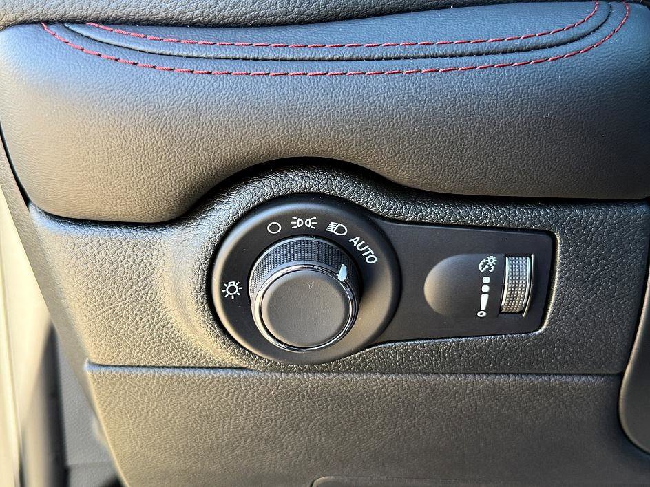 Used 2025 Dodge Durango R/T w/ Blacktop Package image 15